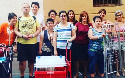 El participants del projecte PA PÉ, del SOI, imparteixen un taller de paper reciclat als Jesuïtes de Casp